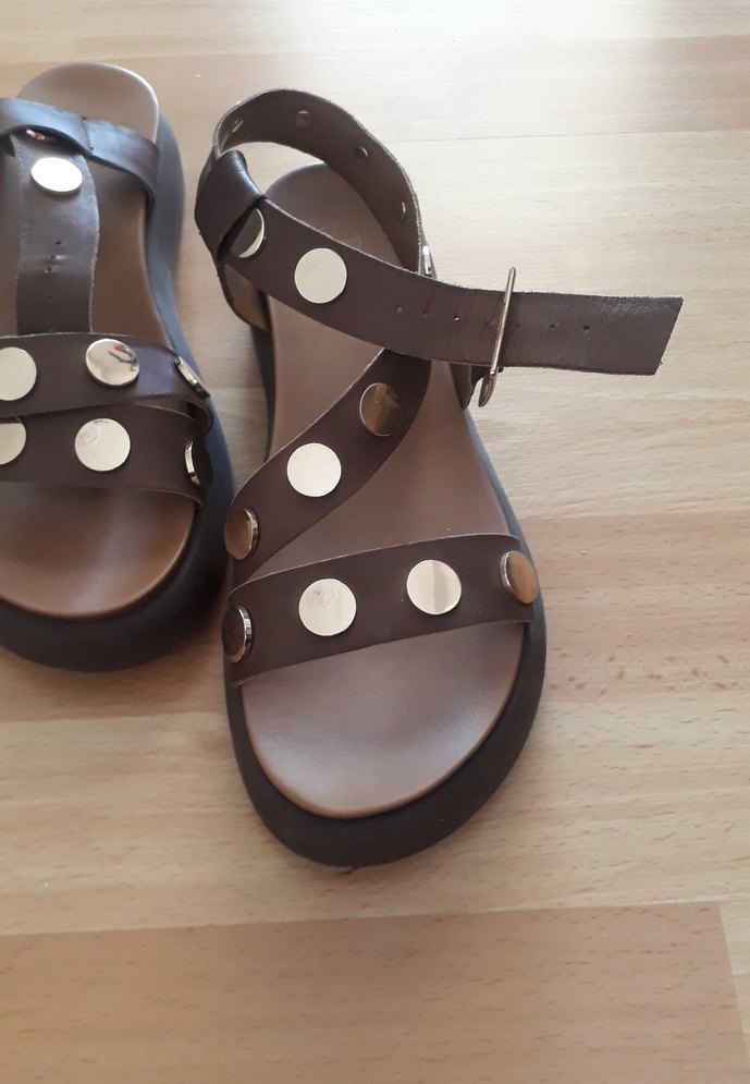 Elle marka Kahverengi Deri Toka Detaylı Dolgu Topuklu Sandalet - Görsel 2