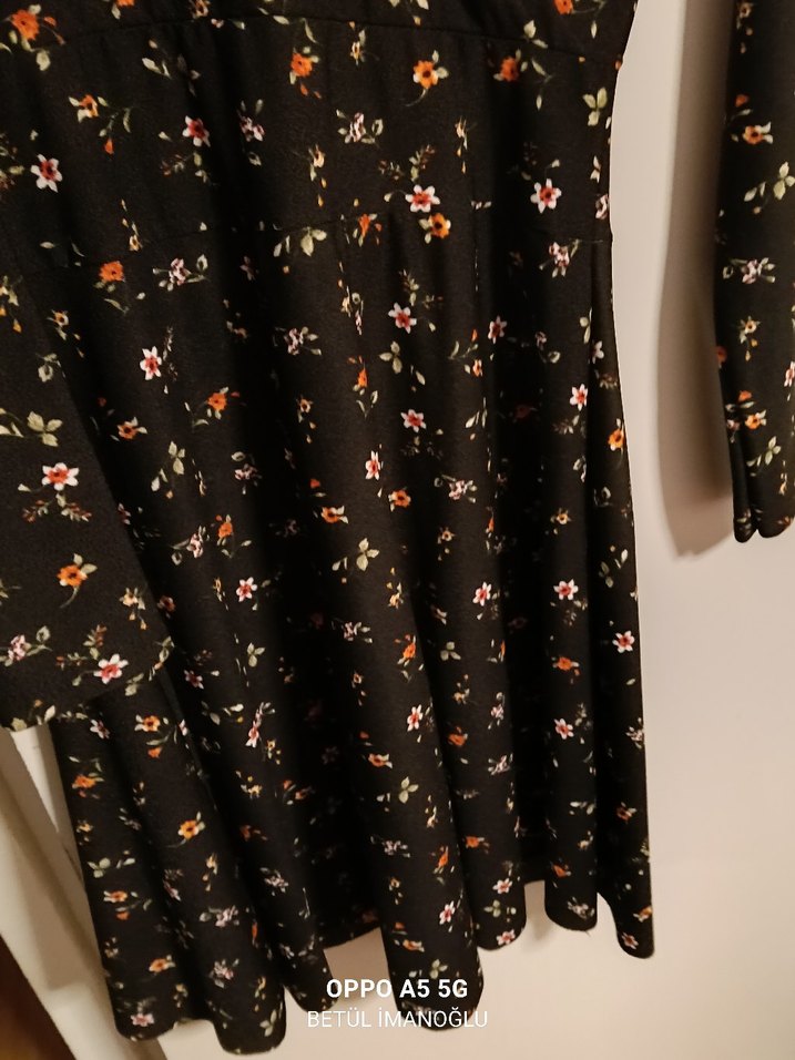 Uzun Kollu Siyah Çiçekli V Yaka Elbise - Görsel 3