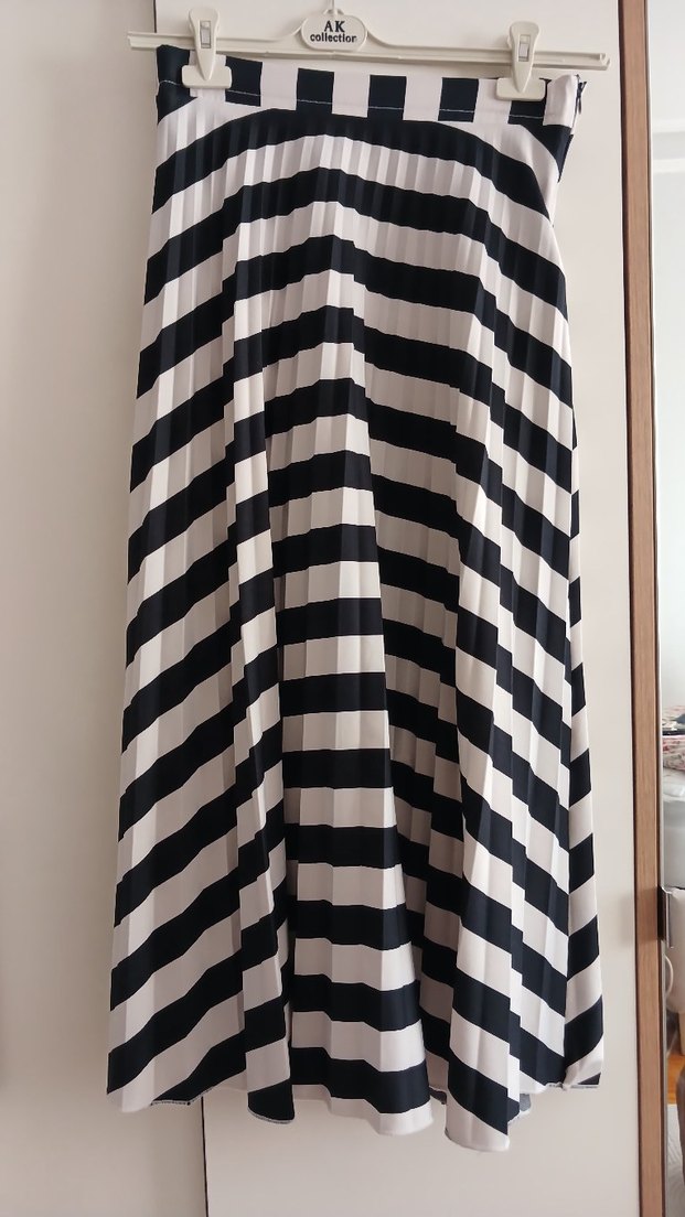 Kadın Beyaz Siyah Çizgili Pilili Uzun Etek - Görsel 2