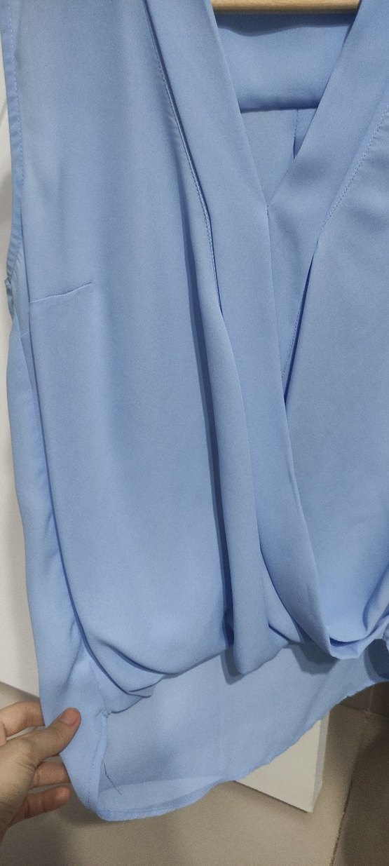 Mavi Drapeli V Yakalı Kolsuz Bluz - Görsel 5