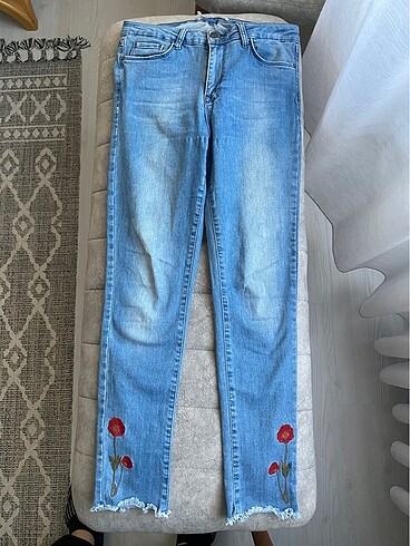 Paçası çiçek desenli mavi jean / kot pantolon