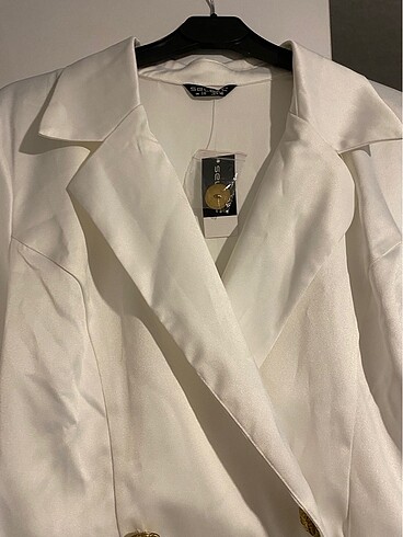 46 Beden Beyaz Kısa Ceket Elbise / Gold Düğmeli Arkası Kuşaklı Kısa Elbis