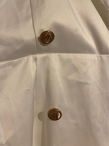 46 Beden beyaz Renk Beyaz Kısa Ceket Elbise / Gold Düğmeli Arkası Kuşaklı Kısa Elbis