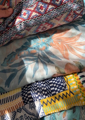 Farklı renk ve desenlerde şal ve eşarp adet fiyatı - Görsel 3