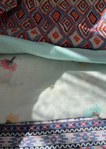 Farklı renk ve desenlerde şal ve eşarp adet fiyatı - Görsel 2