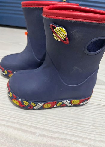 Çocuklar için desenli mavi kauçuk çizme