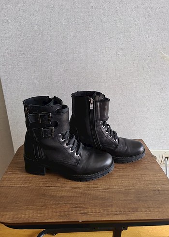 Greyder Siyah Deri Tokalı Gotik Kadın Botları