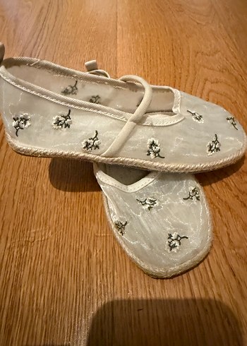 Beyaz Nakışlı Kız Babetleri - Görsel 2