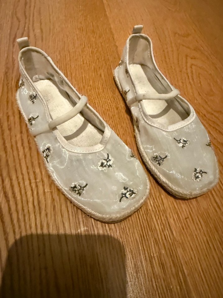 Beyaz Nakışlı Kız Babetleri - Görsel 3