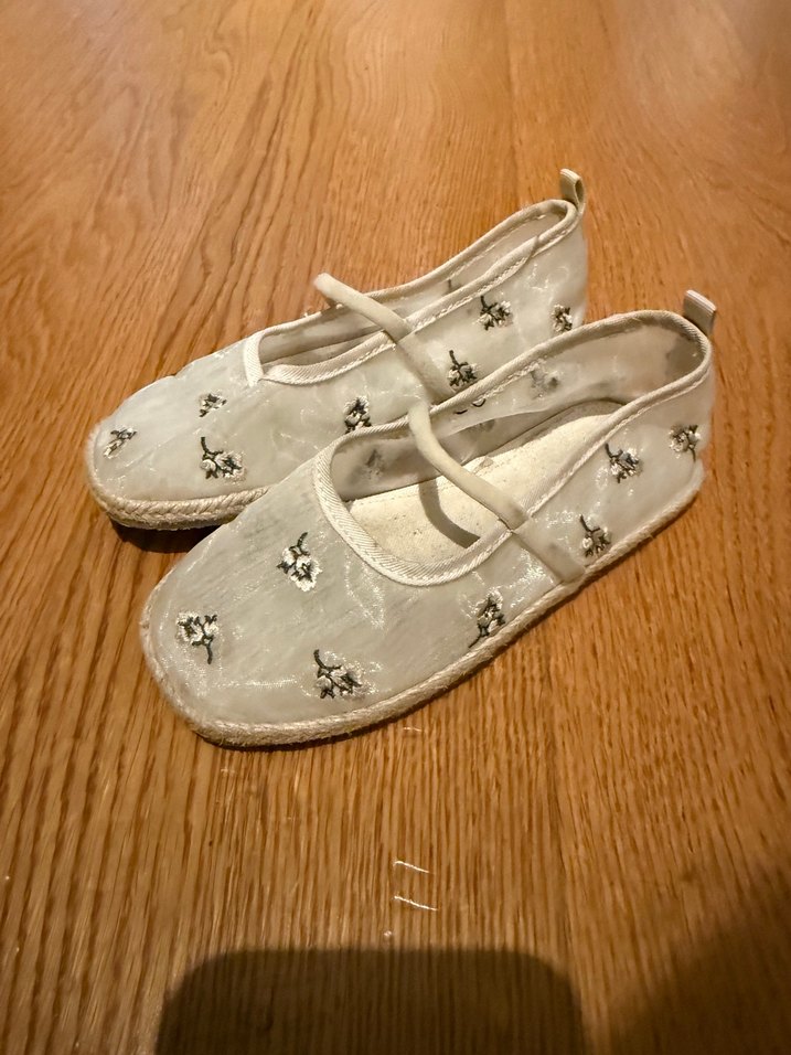 Beyaz Nakışlı Kız Babetleri - Görsel 4