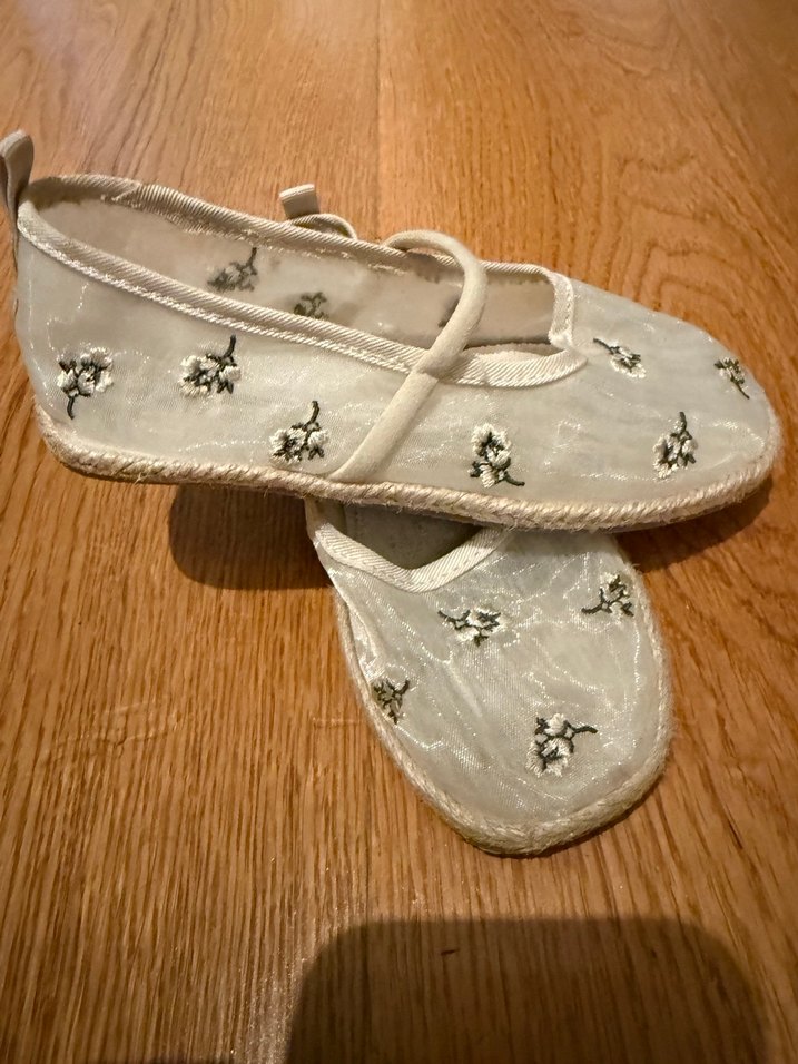 Beyaz Nakışlı Kız Babetleri - Görsel 2