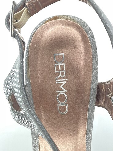 38 Beden gri Renk Derimod Platform %70 İndirimli.