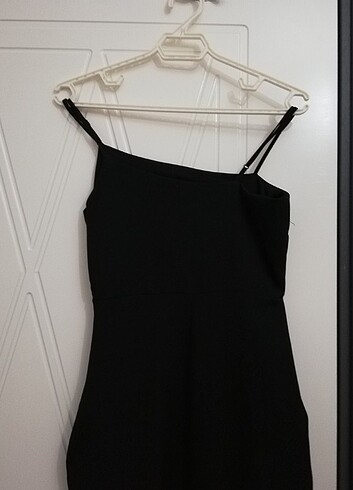 Siyah ince askılı yırtmaçlı uzun elbise