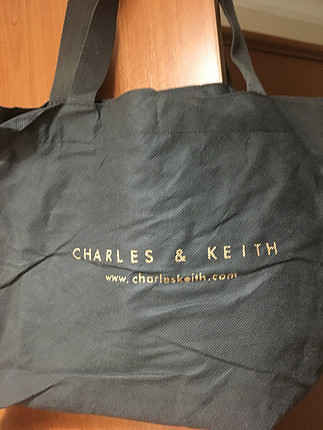 m Beden Charles and Keith