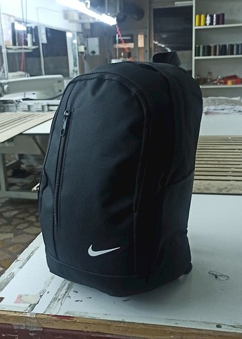 Nike Siyah Fermuarlı Minimalist Erkek Sırt Çantası