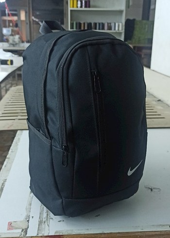 Siyah Fermuarlı Minimalist Erkek Sırt Çantası