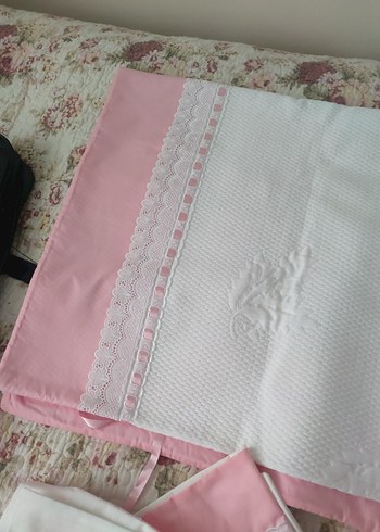 Pembe Nakışlı Fırfırlı pike takimi - Görsel 3