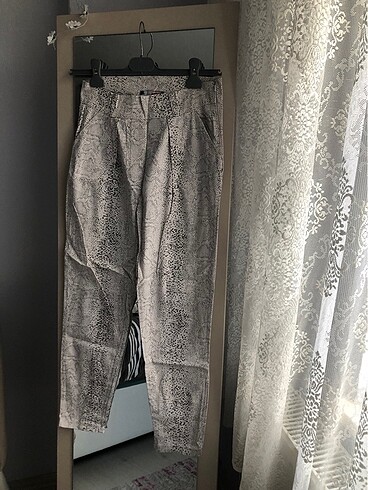 Yılan derisi desenli havuç pantolon - Görsel 3