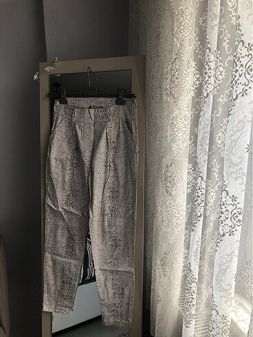 Yılan derisi desenli havuç pantolon - Görsel 4