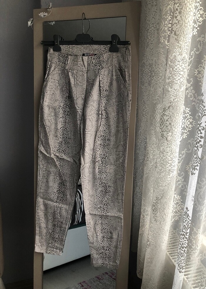 Yılan derisi desenli havuç pantolon - Görsel 3