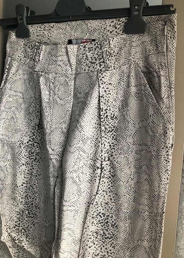 Yılan derisi desenli havuç pantolon - Görsel 2