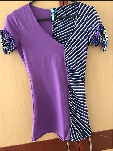 Fornarina V yaka kolları fiyonk detaylı tshirt. Alt kısmı da uzu