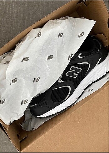 37,5 Beden siyah Renk Newbalance 408
