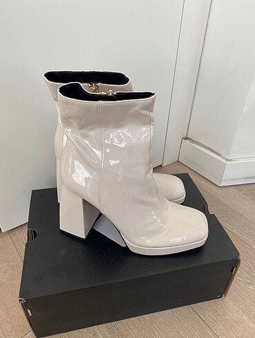 Bershka Bershka rugan beyaz bot