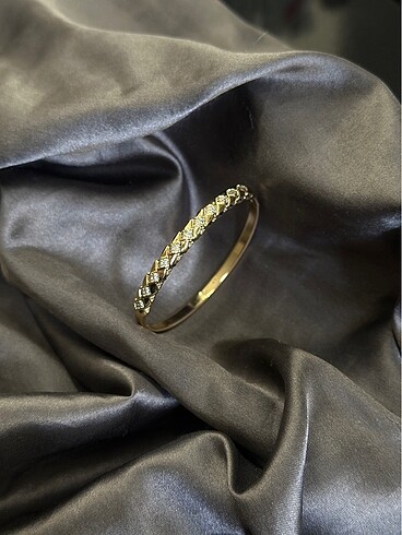 Van Cleef & Arpels Xuping 14K Gold Kelepçe