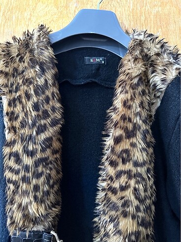 Zara Kadın leopar desenli siyah palto