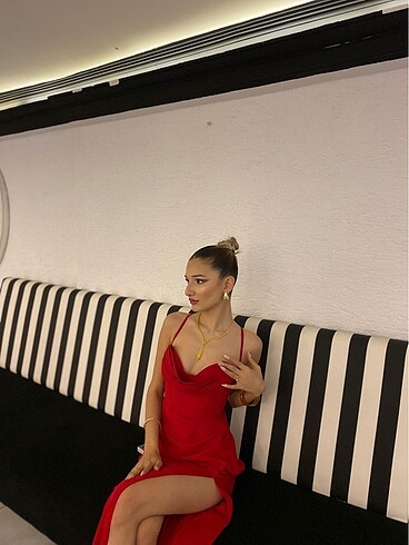 xs Beden kırmızı Renk Kırmızı yırtmaçlı elbise