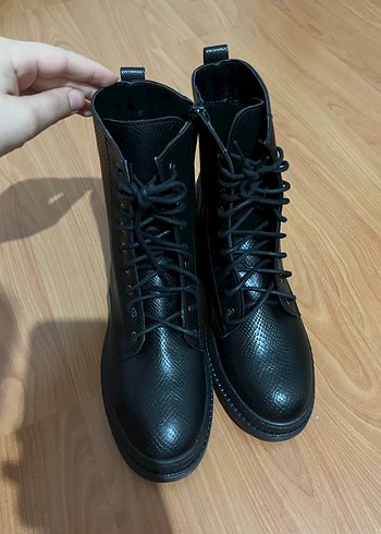 Kadın Siyah Deri Yılan Desenli Bağcıklı Bot - Görsel 5