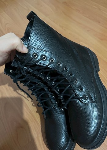 Kadın Siyah Deri Yılan Desenli Bağcıklı Bot - Görsel 2