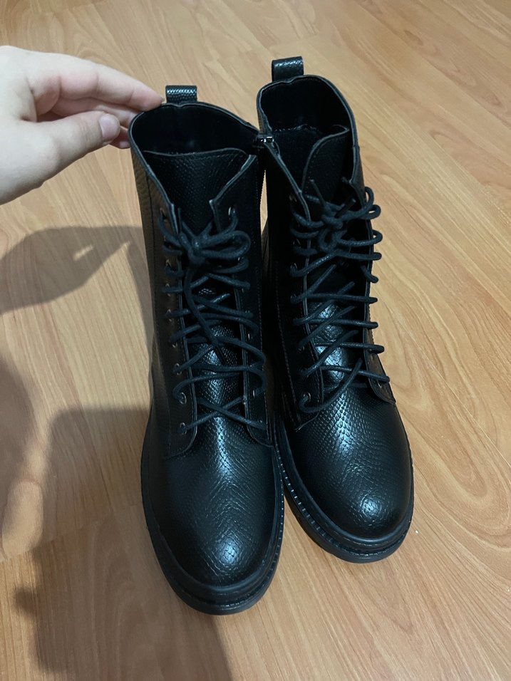 Kadın Siyah Deri Yılan Desenli Bağcıklı Bot - Görsel 5