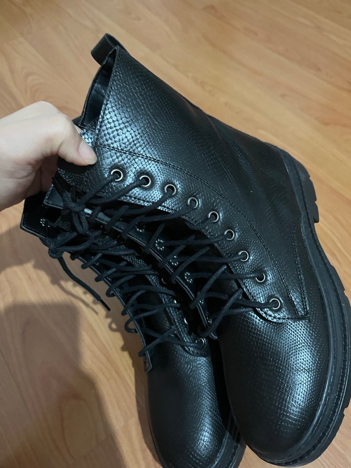 Kadın Siyah Deri Yılan Desenli Bağcıklı Bot - Görsel 2