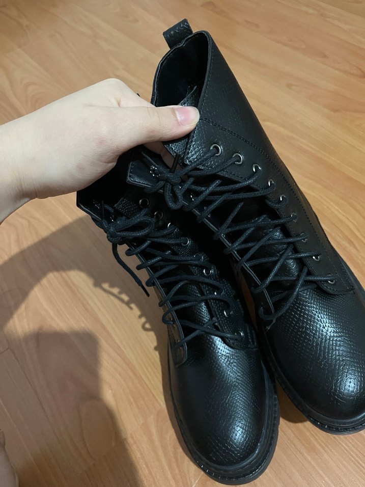 Kadın Siyah Deri Yılan Desenli Bağcıklı Bot - Görsel 4