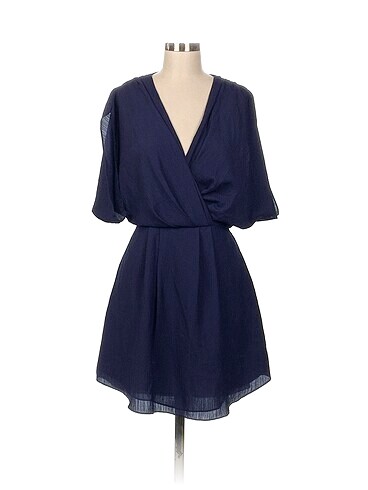 BCBG Maxazria Kısa Elbise %70 İndirimli.
