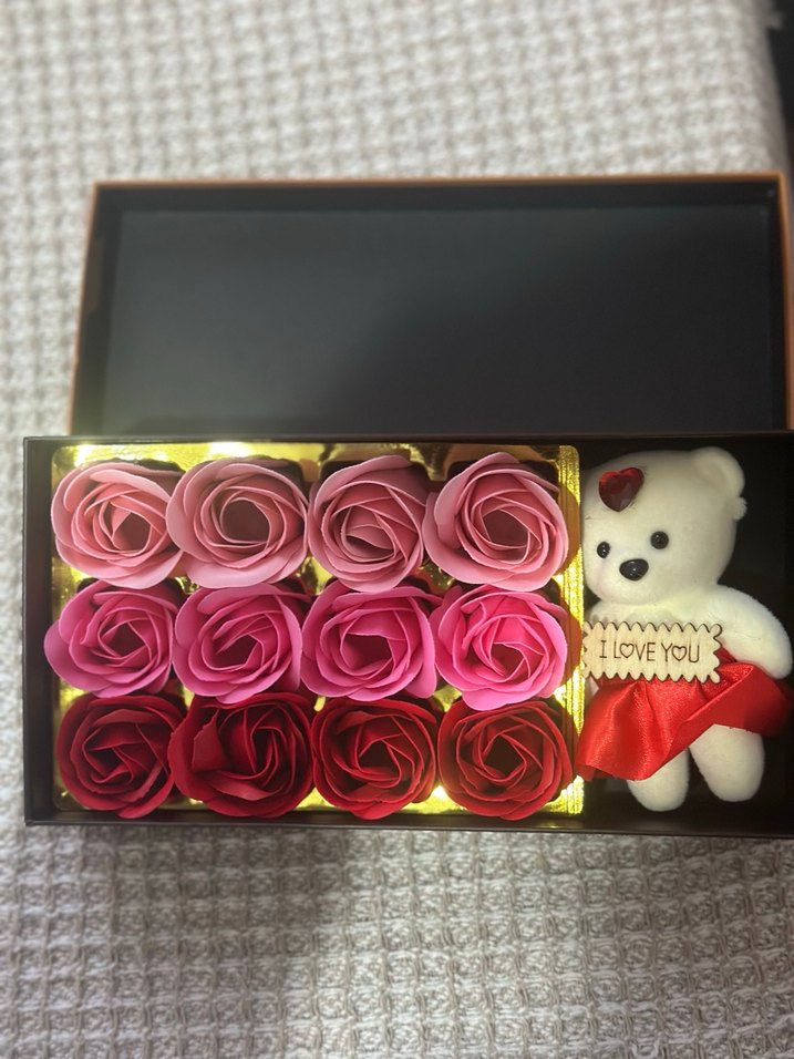 Renkli Güller ve Sevimli Ayıcık Hediye Kutusu - Görsel 2