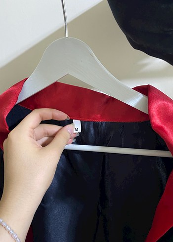 Kırmızı Detaylı Siyah Mezuniyet Cübbesi - Görsel 4