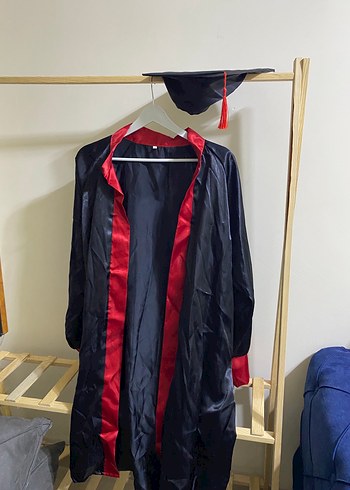 Kırmızı Detaylı Siyah Mezuniyet Cübbesi - Görsel 2