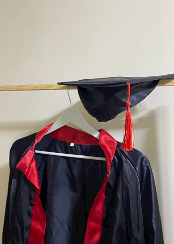 Kırmızı Detaylı Siyah Mezuniyet Cübbesi - Görsel 3
