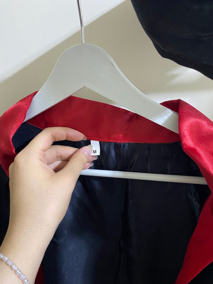 Kırmızı Detaylı Siyah Mezuniyet Cübbesi - Görsel 4