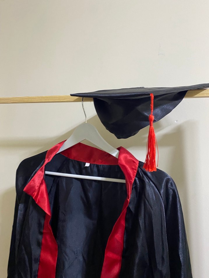 Kırmızı Detaylı Siyah Mezuniyet Cübbesi - Görsel 3