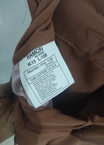 s Beden Kahverengiye yakın renkte dar paça kumaş pantolon.