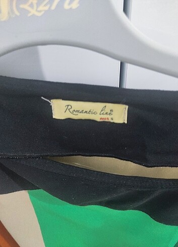 s Beden Renkli,kolu kısa,cepli bir elbise.