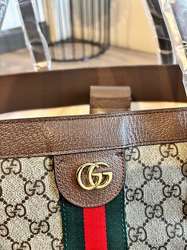 Gucci Gucci canta