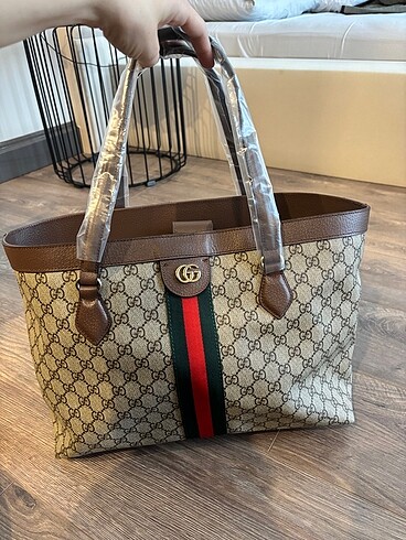 Gucci canta