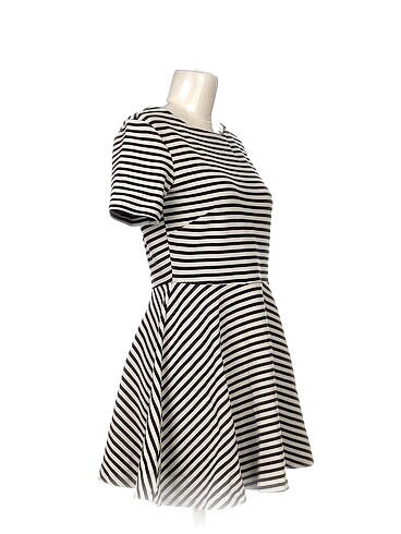 H&M H&M Kısa Elbise %70 İndirimli.