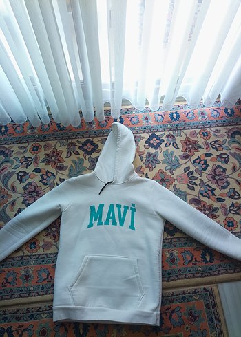 Beyaz Kapüşonlu Mavi Baskılı Sweatshirt