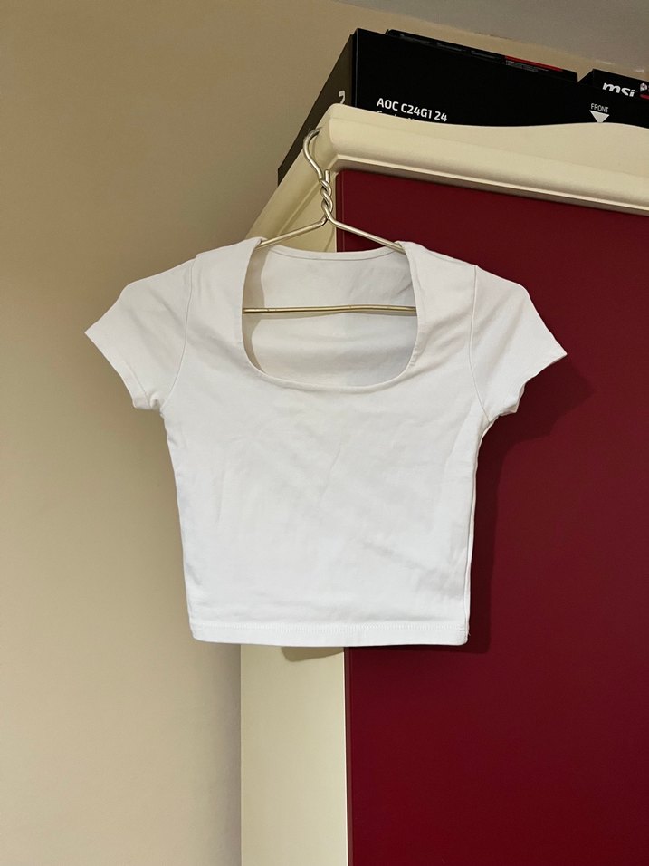 Minimal Beyaz Kısa Kollu Crop Top — görsel 2/3